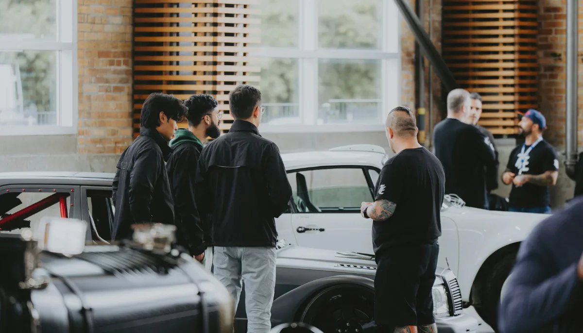 Fahrer-Community mit Maschinen, Gesprächen und ruhiger Clubkultur.