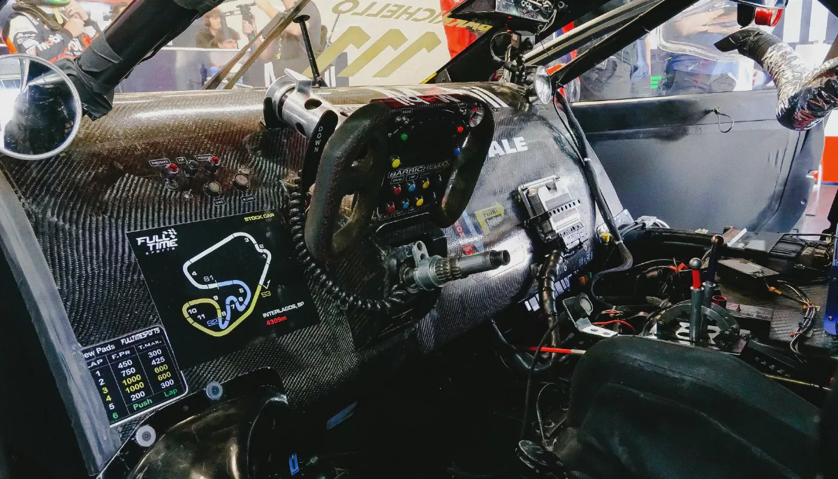 Renncockpit mit Fahrerfokus, Blickführung und mentaler Vorbereitung vor dem Stint.