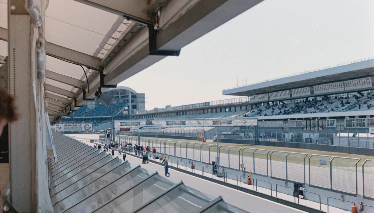 Rennwagen selber fahren am Nürburgring: Trainings auf der Nordschleife und GP-Strecke. Nordschleife mit Demut, GP-Strecke mit Präzision. Was beide verlangen, wie man sich vorbereitet, welche Programme zählen.
