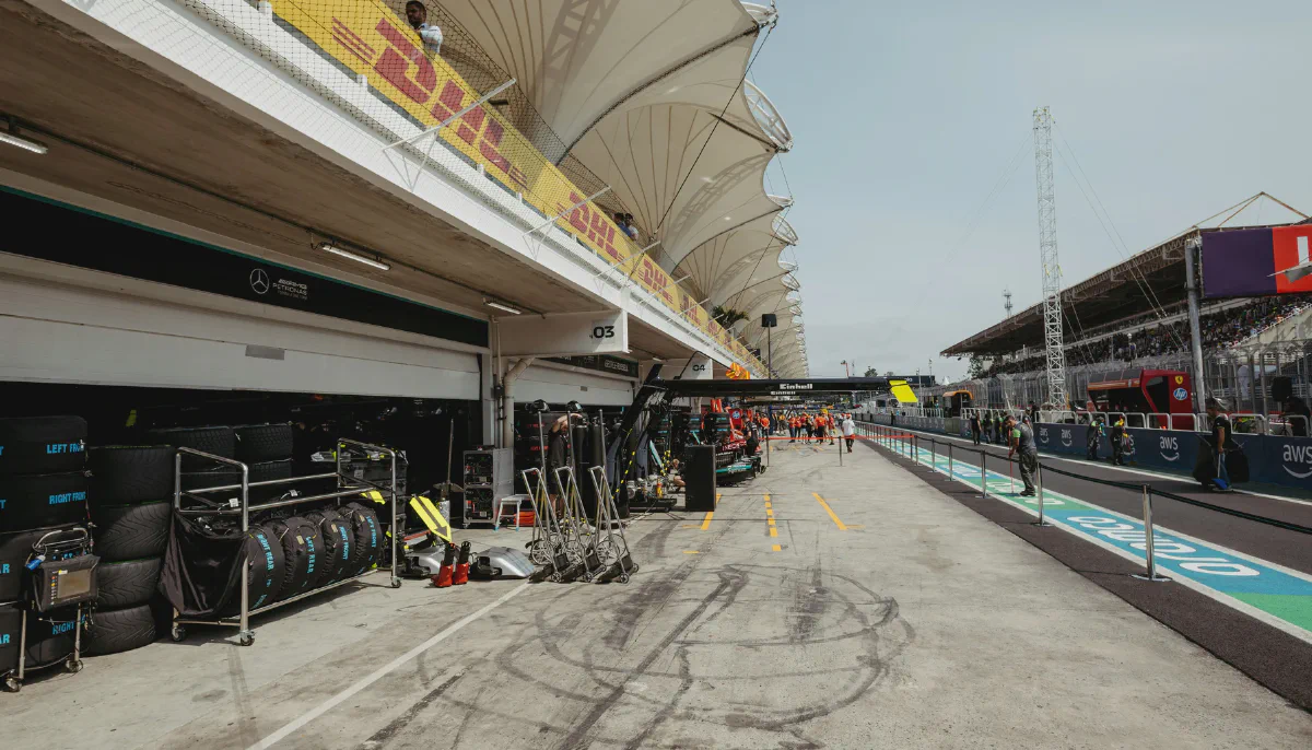 Formel-1-Pitlane mit Garagen, Equipment und konzentrierter Paddock-Vorbereitung.