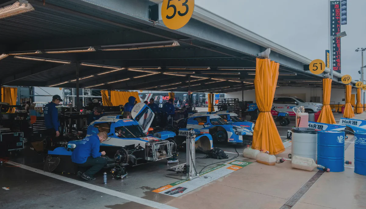 Rennwagen im Fahrerlager als Symbol für Paddock-Etikette, Trackday-Kultur und ruhiges Verhalten.