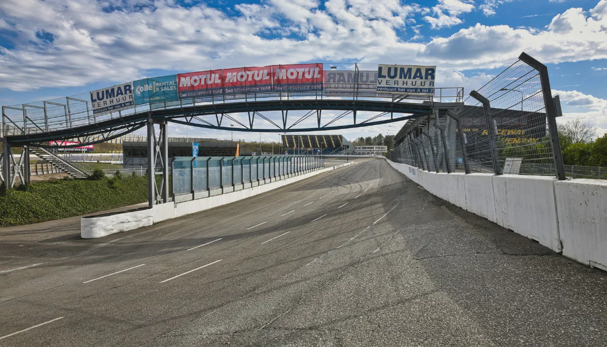 Rennstrecke als Vergleich zwischen Trackday und Touristenfahrt mit Blick auf Lernkurve, Regeln und Risiko.