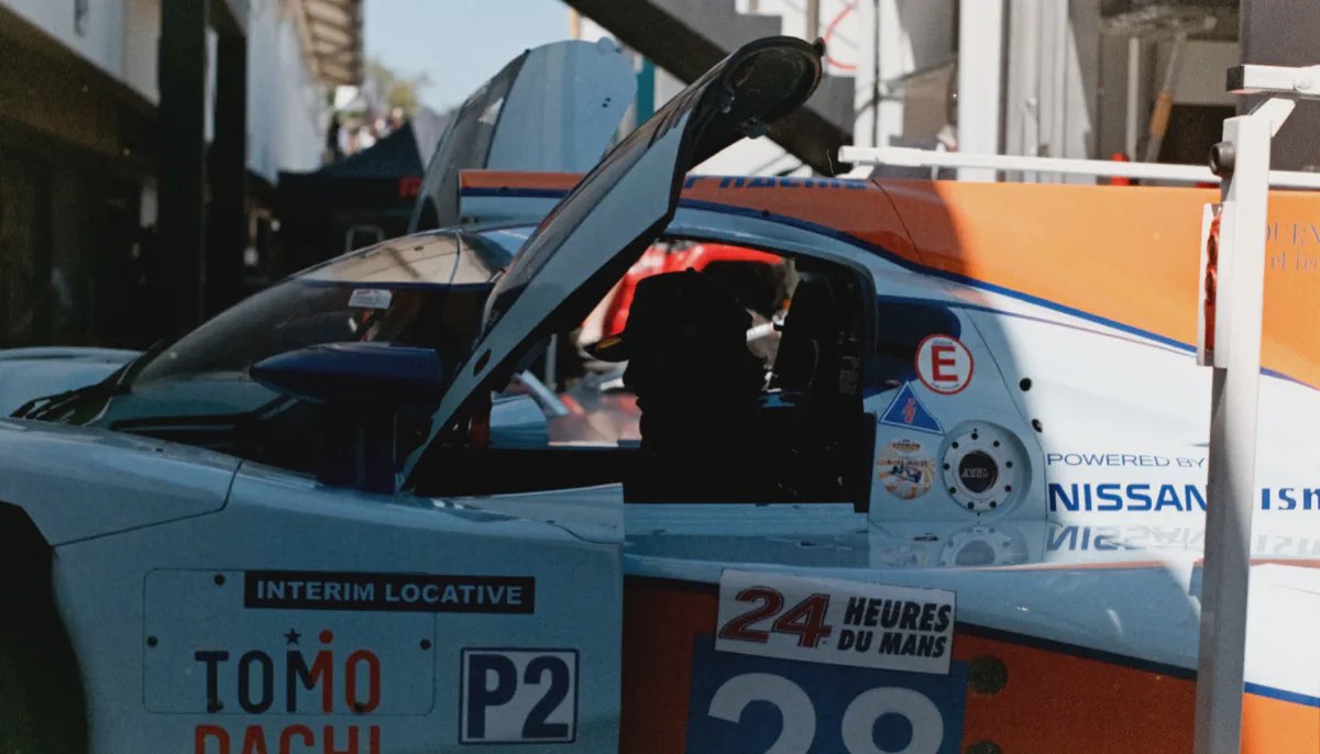 Toyota gewinnt die 24 Stunden von Le Mans 2026 mit dem #7 TR010 Hybrid von Kamui Kobayashi, Mike Conway und Nyck de Vries. Eine technische Einordnung des Rennens, der Strategie und der Hypercar-Entscheidung.