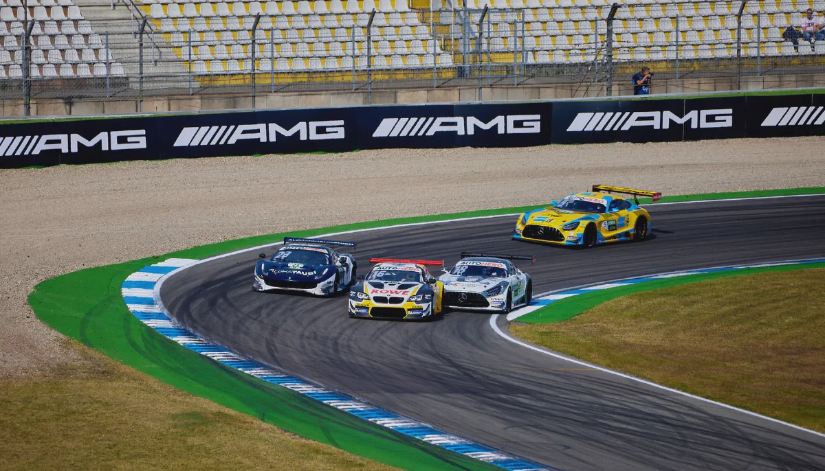 Die vier IMSA-Klassen GTP, LMP2, GTD Pro und GTD auf der Strecke.