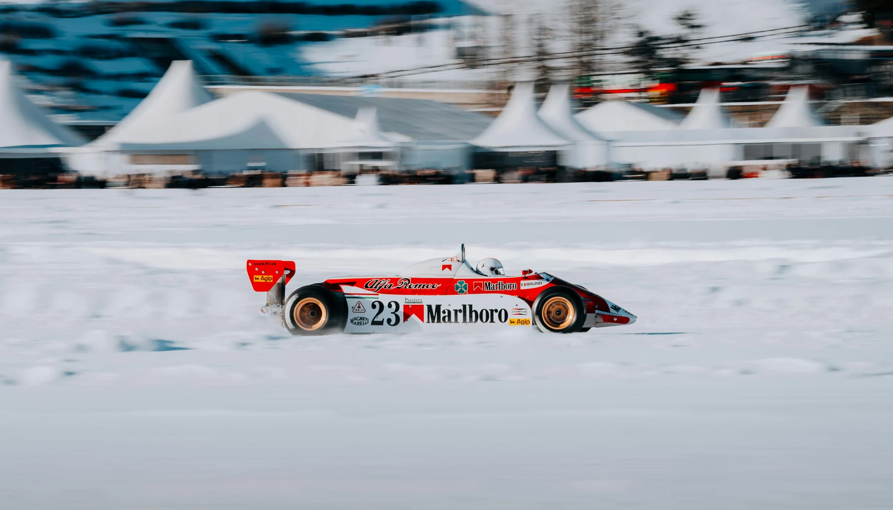 Das FAT Ice Race in Zell am See ist mehr als ein Event. Historische Renn- und Rallye-Autos auf Eis, Skijöring, Paddock-Kultur — eine Pilger-Reise.