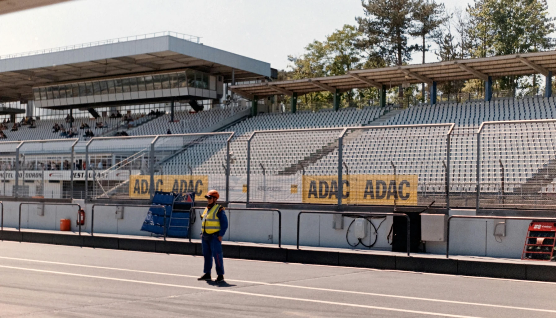 Hockenheim: Stadionteil, Parabolika, Spitzkehre. Was die Strecke verlangt, warum sie das deutsche Maß für saubere Rundenzeit ist.