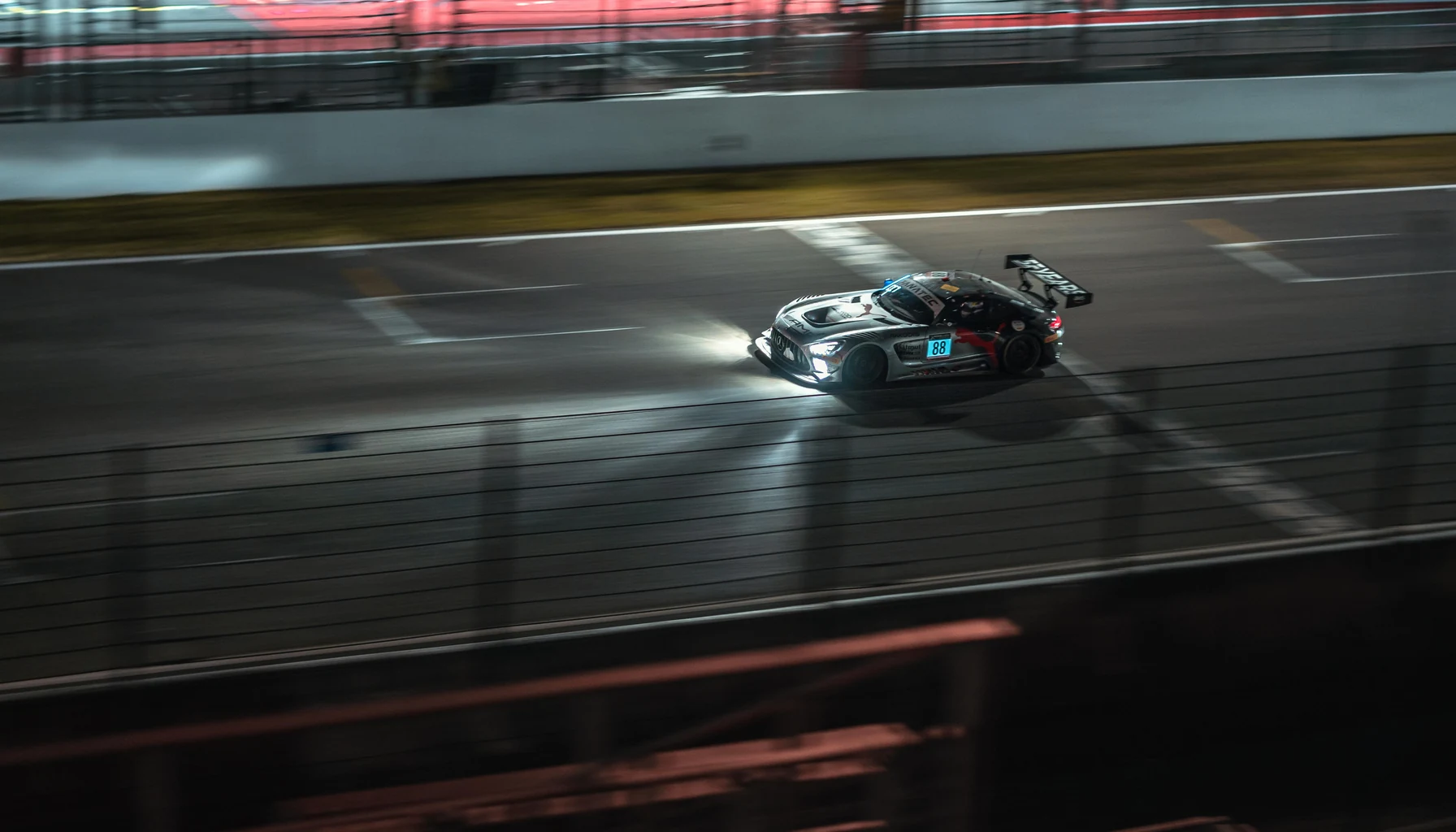 Der Circuit de la Sarthe in Le Mans: 13,6 km zur Hälfte öffentliche Straße, zur Hälfte permanente Rennstrecke. Die Strecke des 24-Stunden-Rennens.