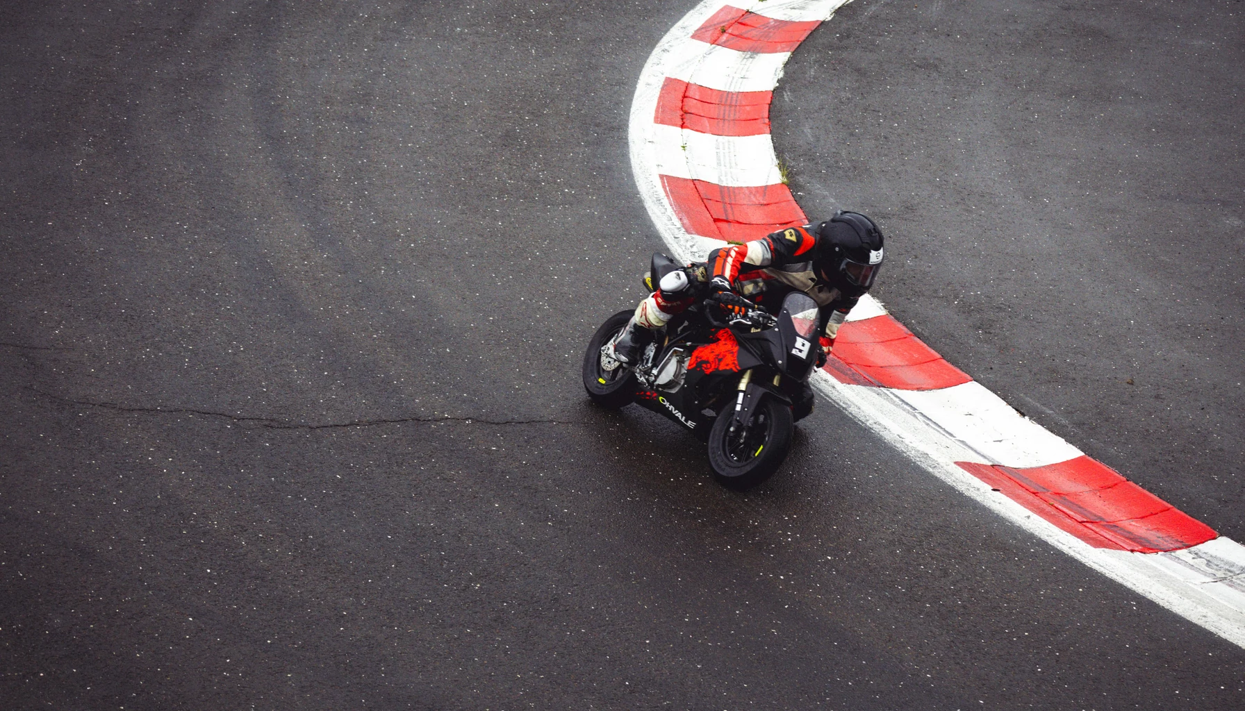 Die MotoGP ist die Königsklasse des Motorrad-Rennsports. Was sie technisch ausmacht, warum die Fahrer extremer sind als in jeder Auto-Serie.
