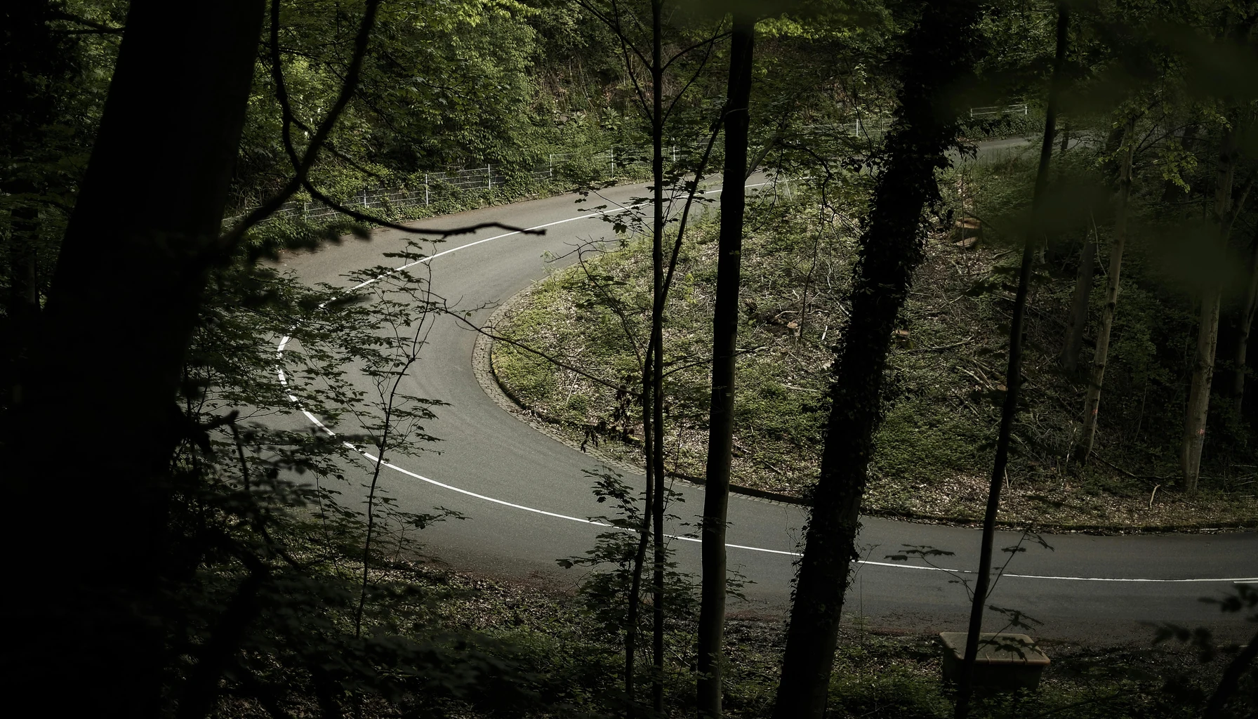 Die Nordschleife: 20,8 Kilometer, 70 Kurven, eigene Wetterzonen. Was sie verlangt, wie man sie lernt, warum sie weiterhin der ehrlichste Maßstab ist.