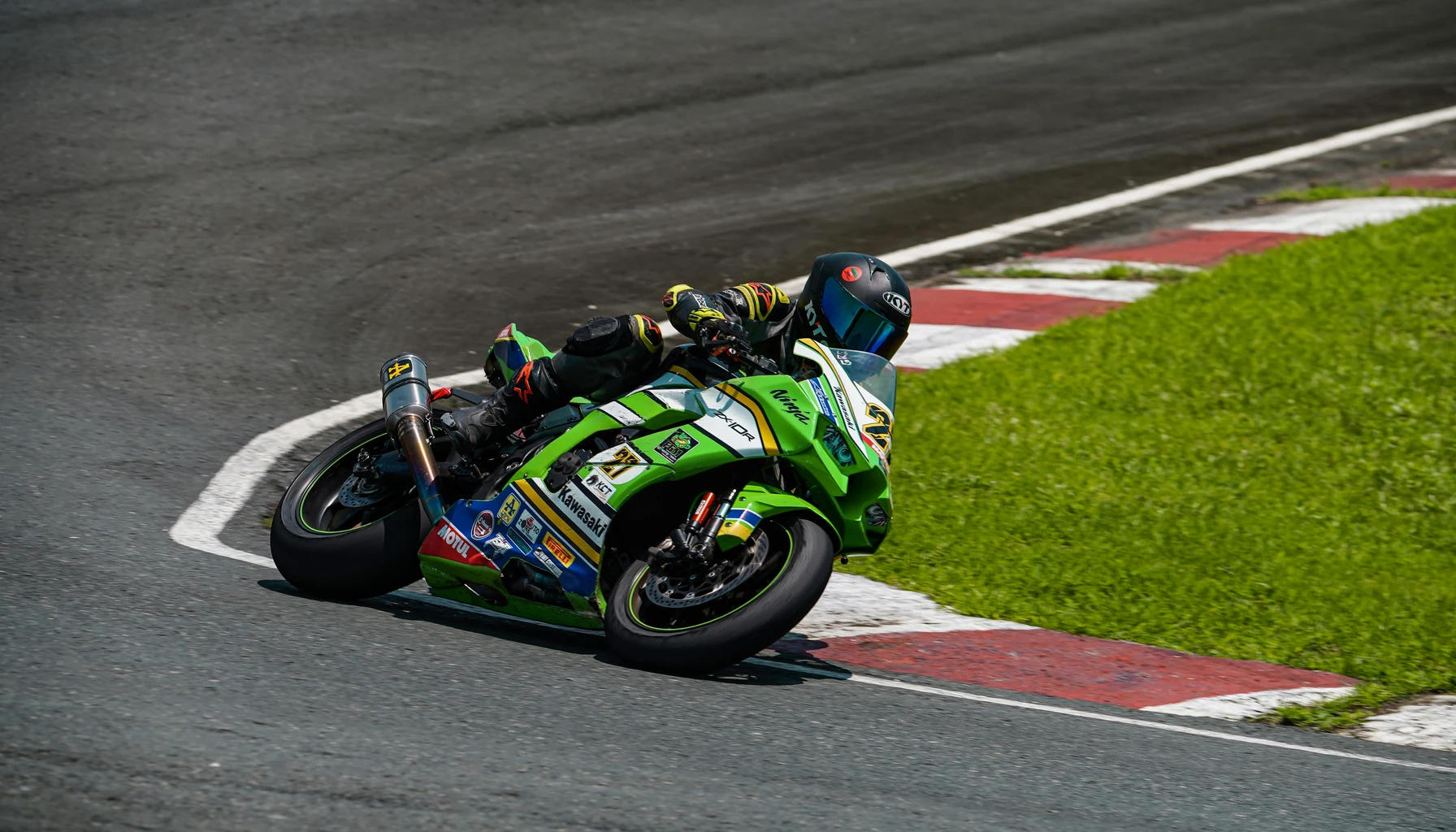 Superbike auf echter Strecke. Was Trackdays mit dem Rennmotorrad verlangen, welche Schulen empfehlenswert sind, was Einsteiger oft falsch machen.