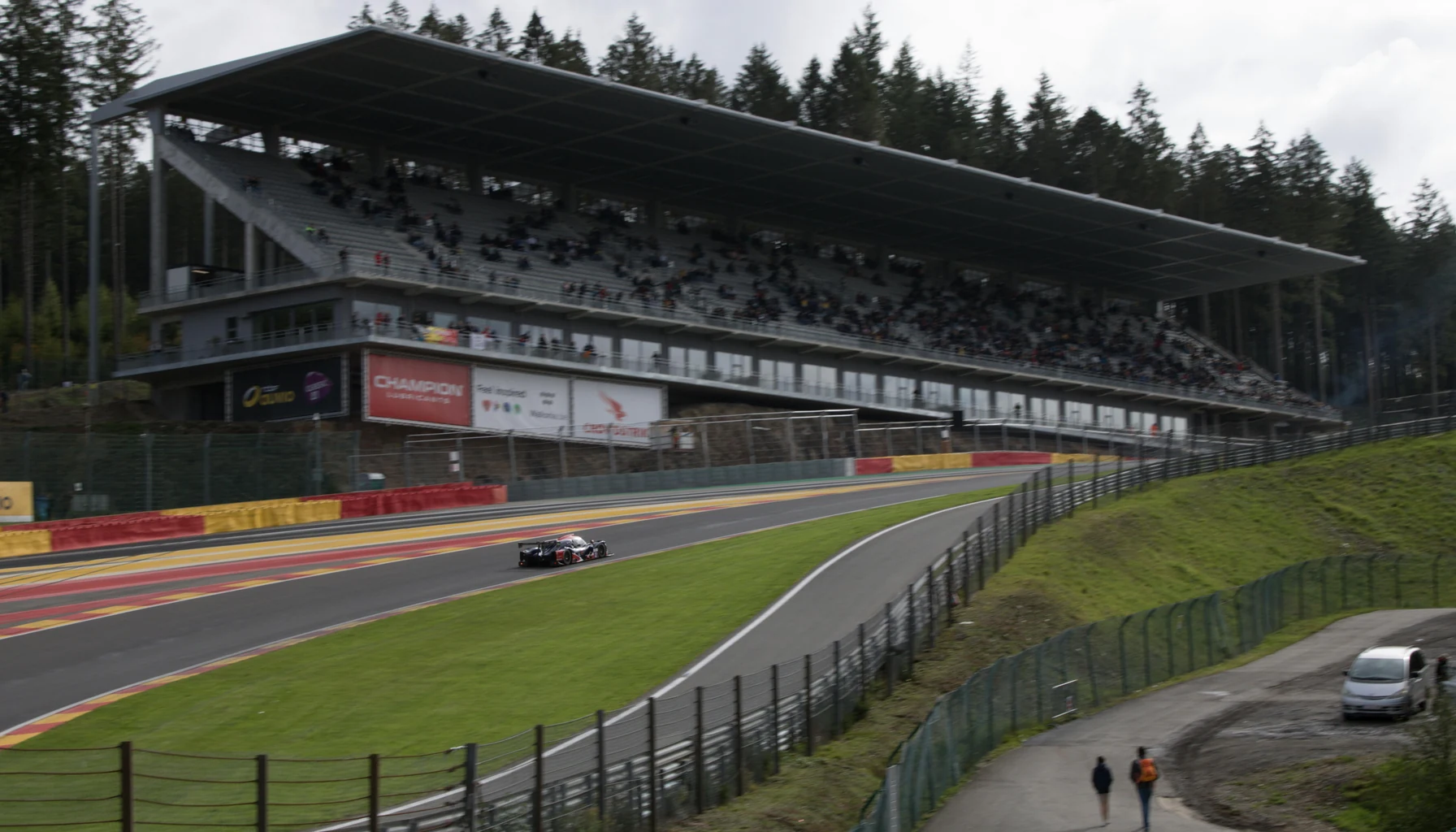 Spa-Francorchamps in den Ardennen: Eau Rouge, Raidillon, Pouhon, Blanchimont. Die schnellste Strecke im modernen Kalender und ihre Geschichte.